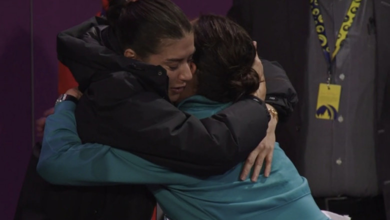 Imbratisarea neasteptata si emotionanta, surprinsa la Cluj, dupa ce Simona Halep a vorbit despre retragere Imagine
