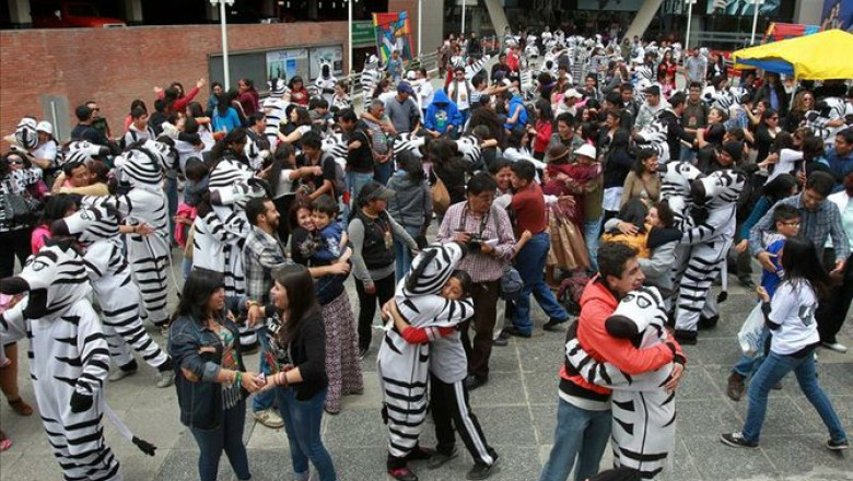 Imbratisarile in plina strada, solutia gasita de bolivieni pentru eliminarea stresului Imagine