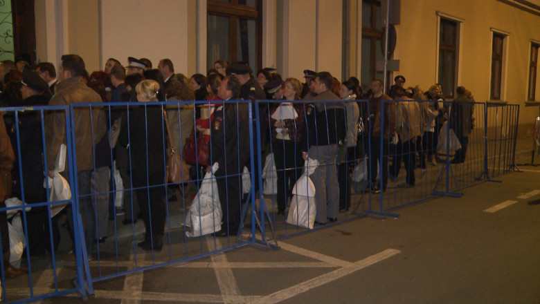 Imbulzeala in fata Prefecturii din Bihor, la predarea buletinelor de vot Imagine