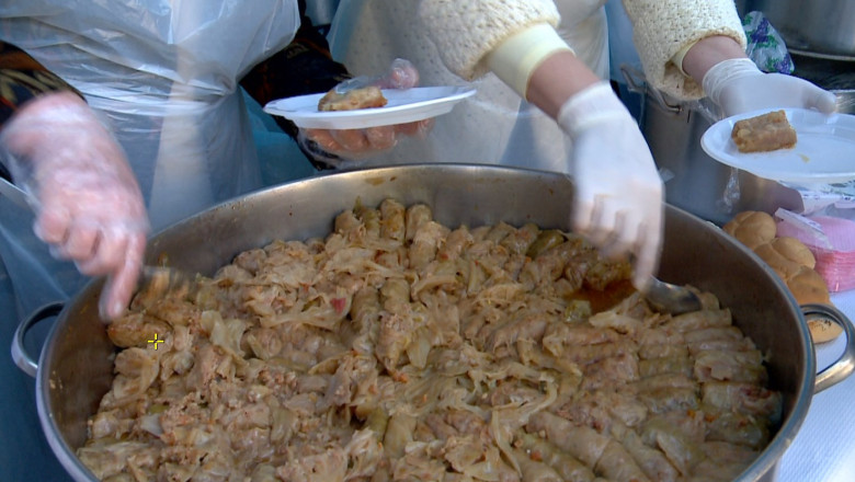 Imbulzeala la masa pelerinilor. Oamenii s-au inghesuit sa primeasca portiile gratuite de mancare Imagine