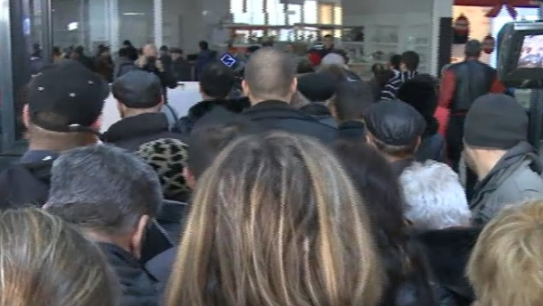 Imbulzeala la promotii. Oamenii s-au calcat in picioare la deschiderea unui magazin din Galati Imagine