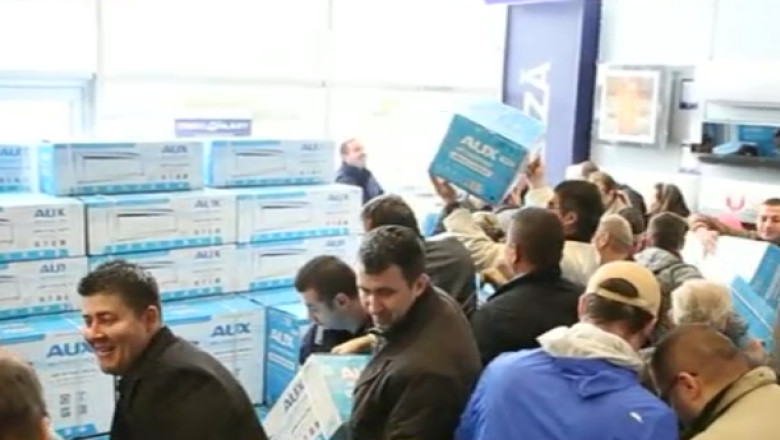 Imbulzeala la promotii. Sute de persoane au golit rafturile unui magazin de electrocasnice, in ziua deschiderii Imagine