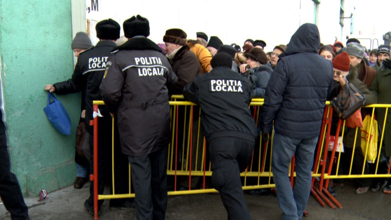 Imbulzeala pentru ajutoarele de la Uniunea Europeana. O femeie a lesinat Imagine