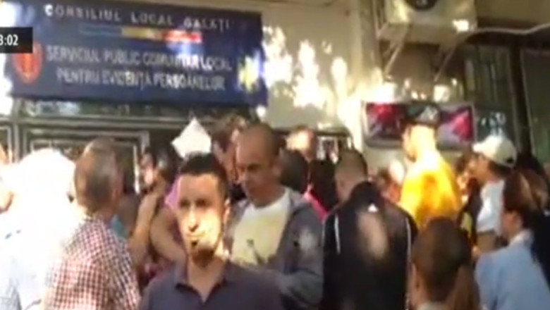 Imbulzeala pentru buletine la Galati. Oamenii s-au inghesuit sa prinda bonurile de ordine Imagine