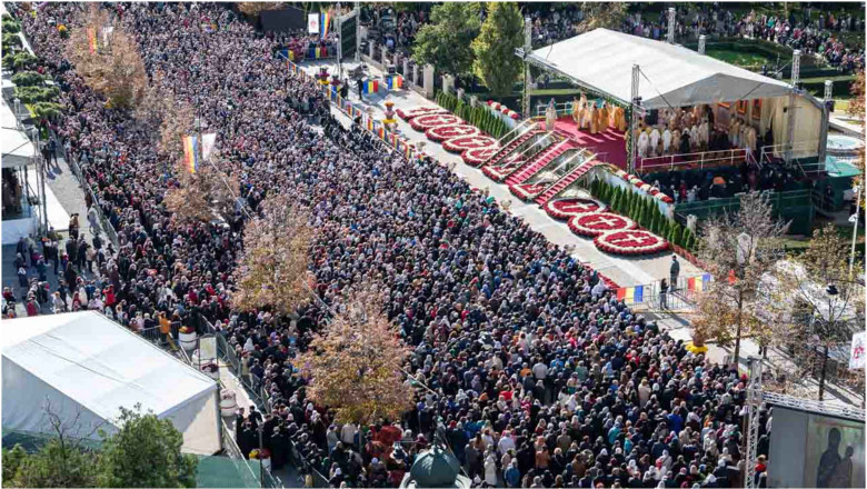 Imbulzeala si nervi la hramul Sfintei Parascheva. Tipetele si imbrancelile au luat locul smereniei: „Ne omoara aici!” Imagine