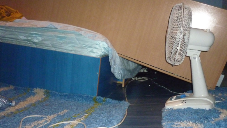 Imobil din Tecuci, la un pas de prabusire. Podeau de la parterul unui bloc s-a surpat Imagine