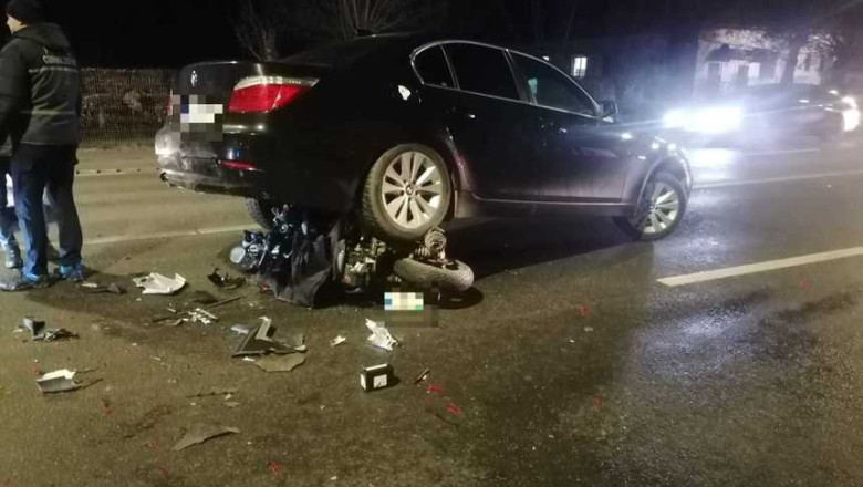 Impact puternic pe o sosea din Floresti: O motocicleta a fost prinsa sub una dintre masinile cu care s-a ciocnit Imagine