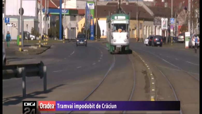 Impodobit cu ghirande si globuri, tramvaiul Craciunului circula de sarbatori prin Oradea Imagine