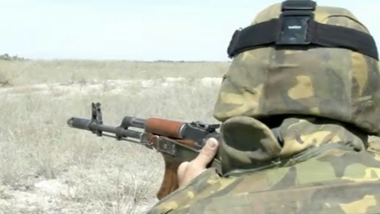 Impuscat in timpul unui exercitiu militar. Un glont ratacit a lovit un barbat care statea in curtea casei lui Imagine