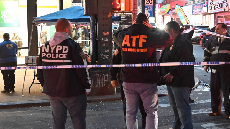 Impuscaturi la metroul din New York. Un mort si cinci raniti dupa o incaierare izbucnita intr-un tren Imagine