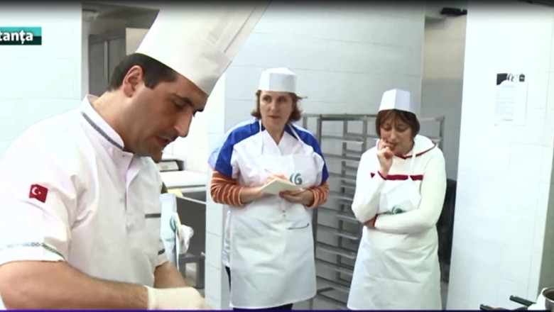 In bucataria sultanului. Maestru bucatar turc invata gospodinele din Constanta sa gateasca Imagine