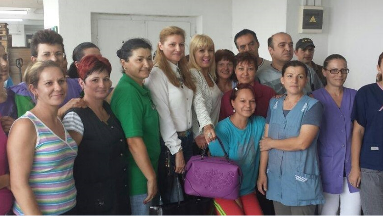 In campanie. Elena Udrea a vizitat o fabrica de posete, Victor Ponta il invidiaza pe Radu Mazare pentru decapotabile Imagine