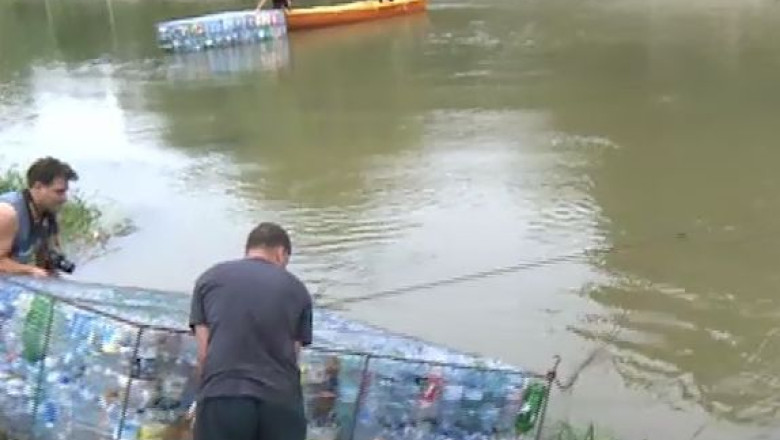 In Cartea Recordurilor, cu un pod din PET-uri Imagine