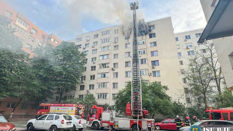 In cat timp au ajuns pompierii la incendiul din Sectorul 3, in care au murit doi oameni. Filmul evenimentelor Imagine