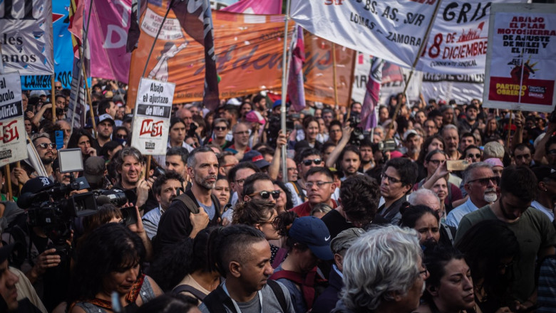 In ciuda amenintarilor lui Milei, argentinienii au iesit in strada sa protesteze impotriva masurilor de austeritate Imagine