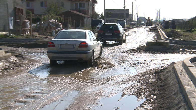 In drum spre vila, prin gropi si noroi  Imagine