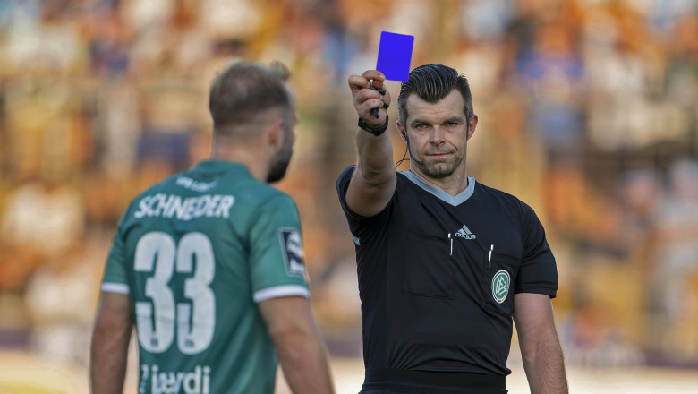 In fotbal ar putea fi introdus cartonasul albastru. Care e „pedeapsa” pentru cei care primesc acest cartonas. Reactia FIFA Imagine