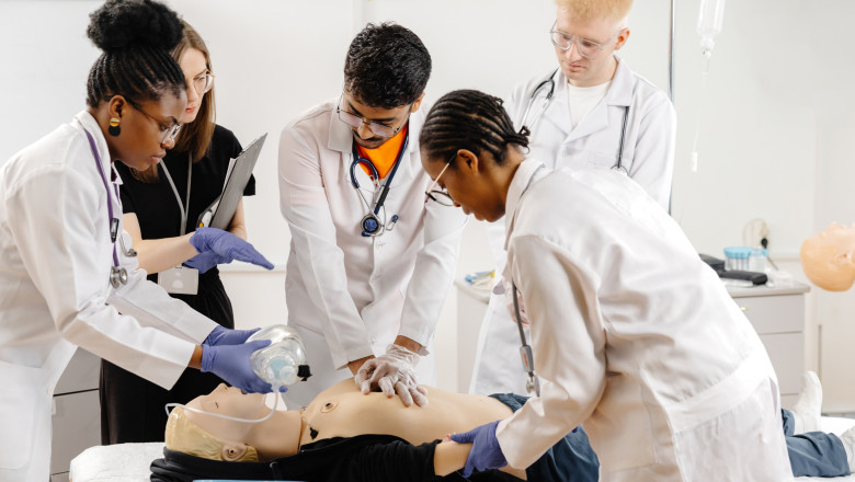 „In Franta e greu, aici e simplu”. Studentii straini care invata sa devina medici in Romania. Concurenta-record la admitere la UMF Iasi Imagine