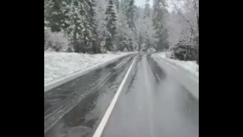 In Harghita ninge. In zona Borsec, drumarii au iesit cu utilaje de deszapezire Imagine