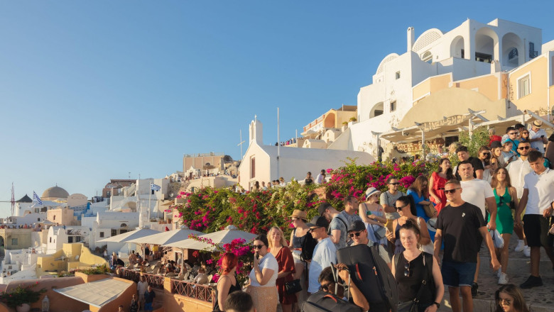 In insulele grecesti sunt chiar si de patru ori mai multi turisti decat localnici, iar asta devine o problema greu de controlat Imagine