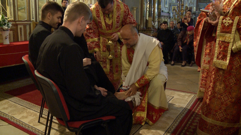 In Joia Mare, episcopul greco-catolic de Oradea a spalat picioarele a 12 seminaristi Imagine