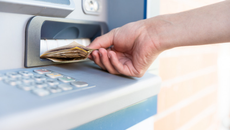 In loc sa le pazeasca, le golea de bani. Agent de paza acuzat ca a furat 330.000 de lei din bancomatele bancii pentru care lucra Imagine