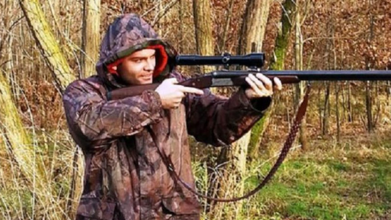 In mana cu o arma cu luneta, imaginea de pe Facebook care i-a adus unui tanar un dosar penal Imagine