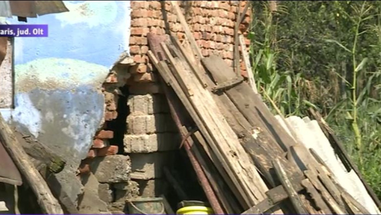 In Parisul din Olt apa de la inundatii inca balteste, iar gainile moarte se descompun sub garduri Imagine