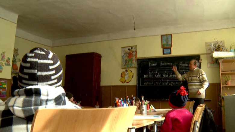 In pericol la scoala. 156 de elevi invata intr-o scoala al carei tavan sta sa cada Imagine