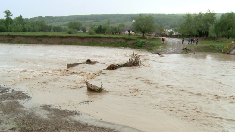 In pericol sa ramana izolati la o ploaie torentiala. Podurile distruse de inundatii in anii trecuti nu au fost refacute Imagine