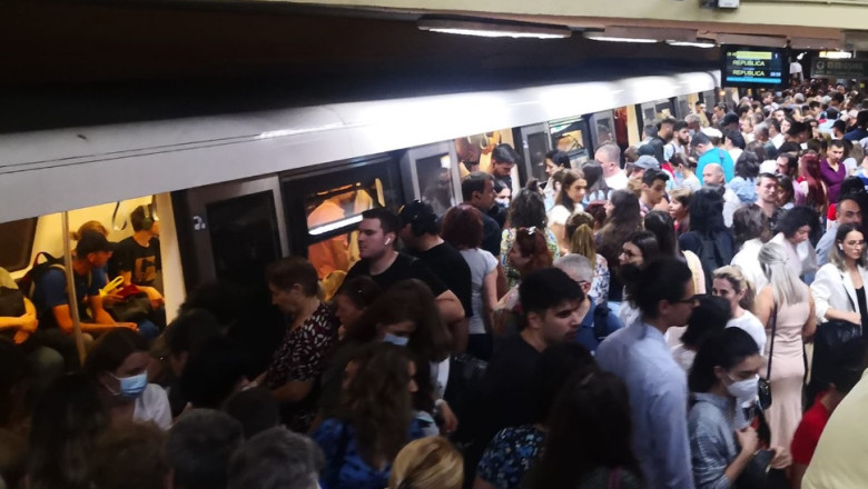 In plina canicula si cu amenintarea cazurilor noi de Covid, Metrorex anunta ca la orele de varf trenurile intarzie pana la 18 minute Imagine