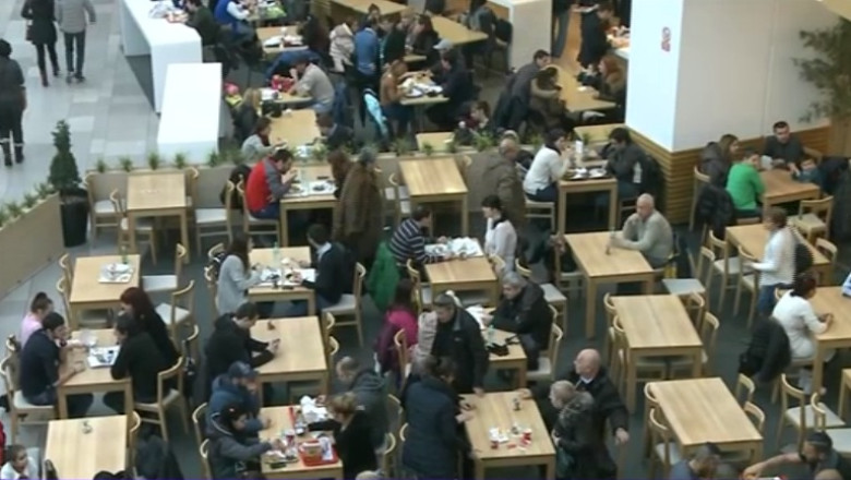 In prima zi a anului, romanii s-au inghesuit la mall Imagine