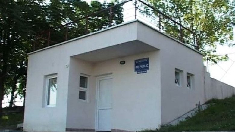 In Ramnicu Valcea se construieste o toaleta publica de 73.000 de euro, la doi metri de un alt WC Imagine