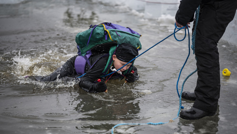 In Suedia, elevii sar in apa rece ca gheata pentru a invata sa supravietuiasca Imagine