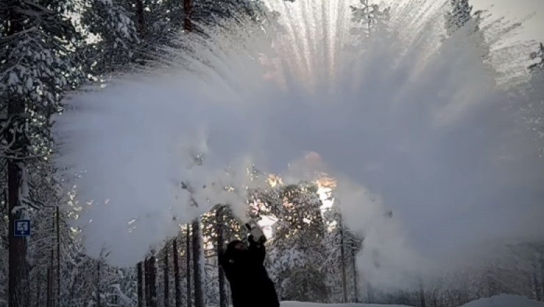 In temperaturile extrem de scazute din Finlanda, apa fierbinte aruncata in aer se transforma in particule de gheata Imagine