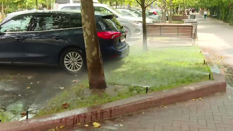 In timp ce unii romani primesc apa cu portia din cauza secetei, in Bucuresti aspersoarele uda haotic tot ce le sta in cale Imagine