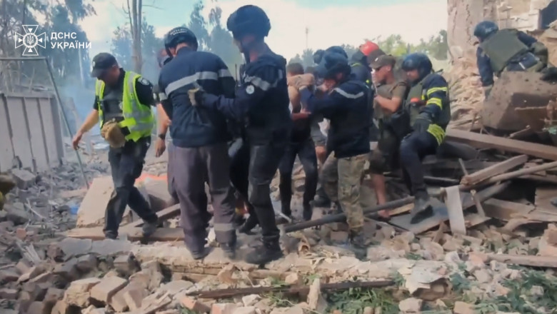 In timp ce Zelenski a cerut iar sisteme antiaeriene, rusii i-au lovit cu rachete orasul natal. 9 morti si 29 de raniti in Krivoi Rog Imagine