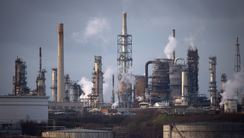 In Ungaria si Romania, doua rafinarii de petrol legate de Rusia au fost afectate de un incendiu si o explozie (Le Figaro) Imagine