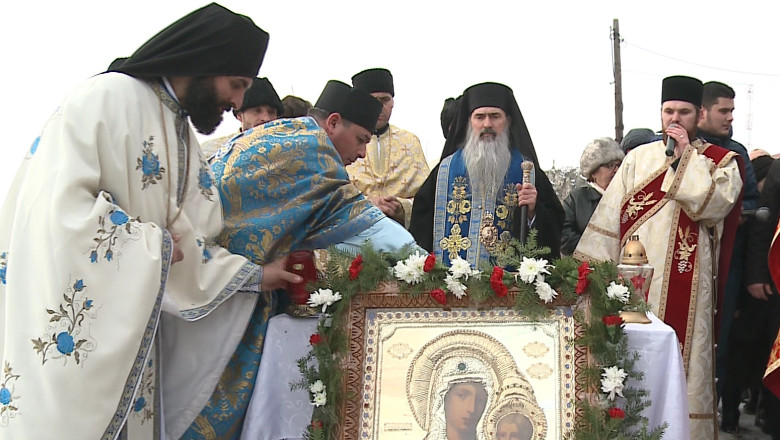 In valuri, dupa cruci. 20 de barbati s-au aruncat in apa rece a marii  Imagine