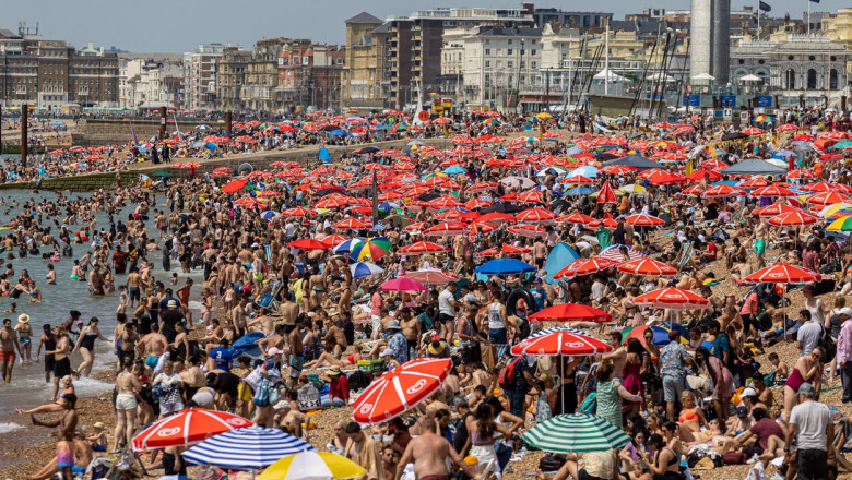 In ziua in care temperatura a ajuns pentru prima data la 40 de grade Celsius in tara lor, britanicii s-au calcat in picioare pe plaje Imagine