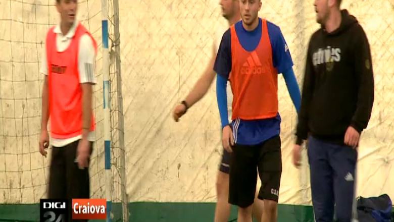 Inainte de startul pregatirilor, juvetii joaca fotbal pentru a se mentine in forma Imagine