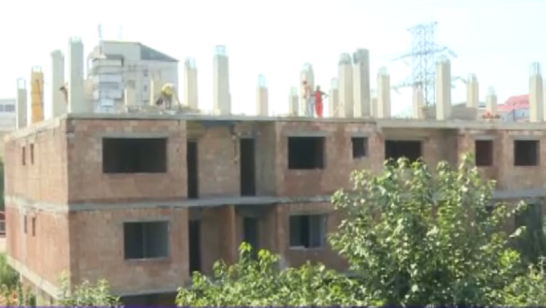 Inaltimea unui bloc, motiv de protest. Mai multi ieseni sunt nemultumiti de imobilul ridicat langa casele lor Imagine