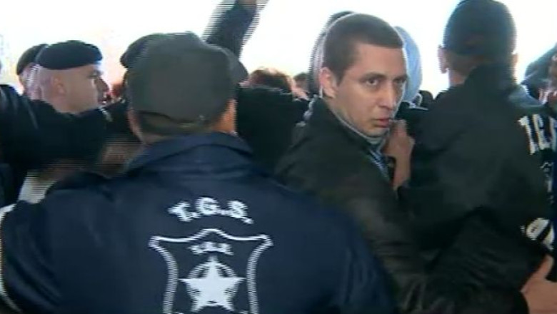 Inaugurare de magazine cu imbranceli. Oamenii s-au inghesuit sa cumpere aspiratoare si masini de tocat Imagine