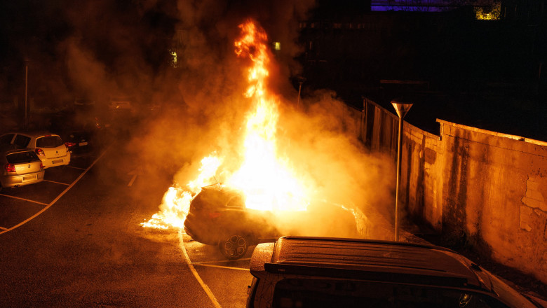 Inca o inchisoare din Franta a fost atacata. Trei masini incendiate in fata penitenciarului Imagine