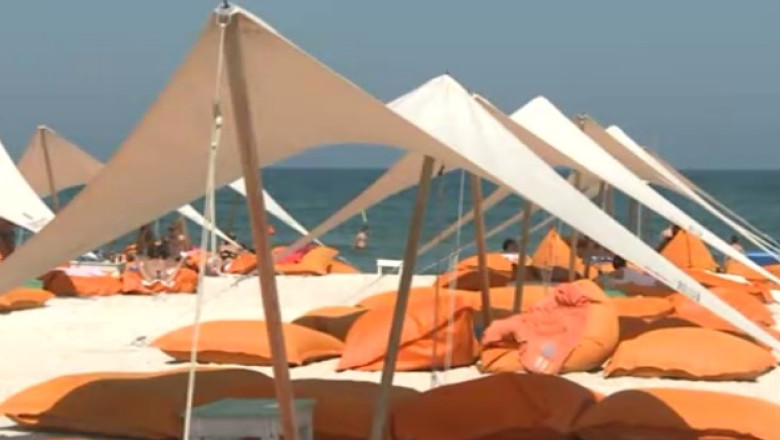 Inca o plaja de fite la Mamaia. Beach-bar, baldachine si perne pe litoralul romanesc Imagine