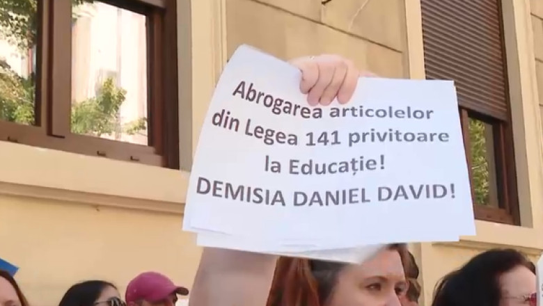 Inca o zi de proteste la Ministerul Educatiei, profesorii ii cer demisia lui Daniel David: „Educatia nu e o cheltuiala, e o investitie” Imagine