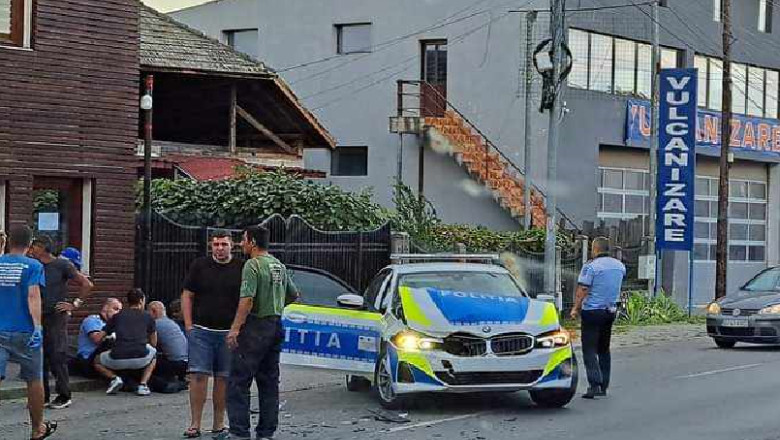 Inca un BMW al Politiei, distrus. Doi agenti au fost raniti intr-un accident, dupa ce un sofer nu a acordat prioritate autospecialei Imagine