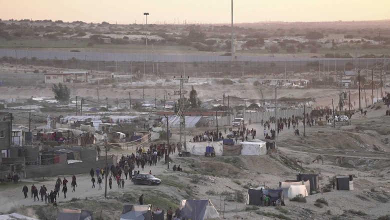 Inca un grup de romani impreuna cu familiile lor au fost adusi in tara din Gaza (MAE) Imagine