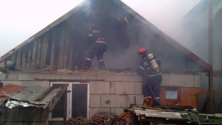 Incendii de sezon. Cladiri in flacari din cauza unei afumatori improvizate si a unui cos necuratat Imagine