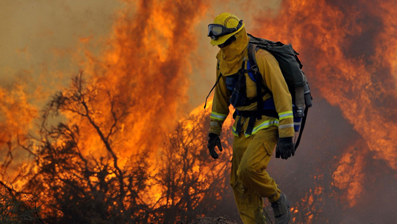 Incendii de vegetatie in California. Sute de oameni au fost evacuati din calea flacarilor Imagine